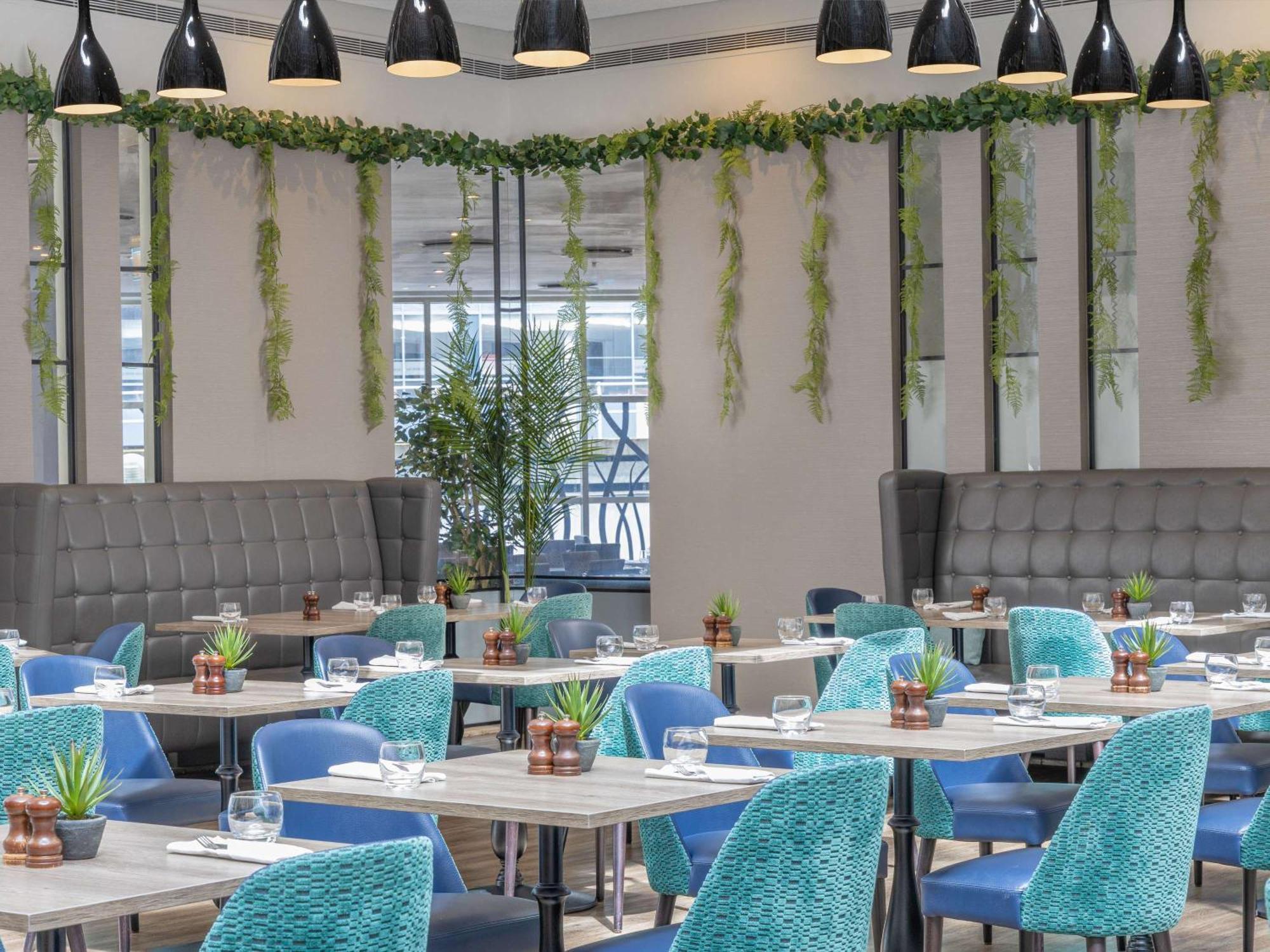 Sofitel London Gatwick Hotel Horley Exterior foto The interior of the restaurant